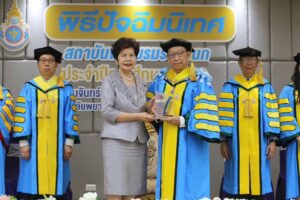 มูลนิธิกองทุนการกุศลสมเด็จพระศรีนครินทราบรมราชชนนี ร่วมพิธีปัจฉิมนิเทศนักศึกษาพยาบาล วิทยาลัยพยาบาลบรมราชชนนี 30 แห่ง และพิธีมอบโล่เกียรติคุณผู้มีอุปการะคุณ ในการให้ “ทุนการศึกษาสมเด็จย่า 90” ซึ่งได้รับการสนับสนุนจาก บี.กริม