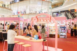 ไอคอนสยาม ชวนคุณเติมความหวานต้อนรับเทศกาลแห่งความรัก ในงาน “Sweet Village” เอาใจสวีทเลิฟเวอร์ เสิร์ฟของหวานร้านดังกว่า 500 เมนูตั้งแต่วันนี้ – 20 กุมภาพันธ์ 2567 ณ เจริญนคร ฮอล์ ชั้น M ไอคอนสยาม