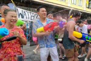 “เอ้ สุชัชวีร์” นำทีมเล่นน้ำสงกรานต์ “ถนนข้าวสาร – คลองโอ่งอ่าง” พร้อมผลักดันฟื้นคลองโอ่งอ่าง เพื่อสร้างรายได้ดึงดูดนักท่องเที่ยว