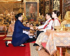 โปรดเกล้าฯพระราชทานของที่ระลึกนางสาวอภินิตา ไชยชนะ ปธ.สภาสหพัฒน์รักษาสันติภาพในพระราชพิธีถวายผ้าพระกฐินหลวง