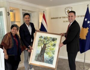 สถานเอกอัครราชทูตสาธารณรัฐคอซอวอประจำประเทศไทย รับมอบรูป จาก “ลุงน้อย” เป็นสัญลักษณ์ของความร่วมมือในโครงการ “Be My Eyes, Be My Ears”