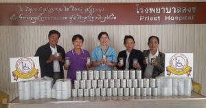 ชพด. มอบเงินให้แก่ มูลนิธิร่วมกตัญญู และมอบข้าวโพดกระป๋องให้ รพ.สงฆ์