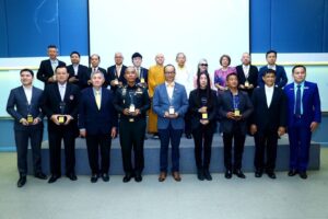 รางวัลของบุลคลที่ทำความดี เสียสละเพื่อส่วนรวมและประเทศชาติ รางวัล “ผู้ปิดทองหลังพระ”