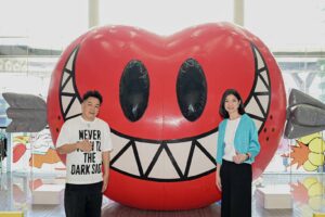 “Ave Leung” ศิลปินอาร์ตทอยชื่อดัง ร่วมฉลอง 30 ปี ศูนย์การค้าฟิวเจอร์พาร์ค พา “Big Heart” มาสร้างปรากฏการณ์ความสุขให้แฟน ๆ ชาวไทยได้ใกล้ชิดกับคาแรกเตอร์หัวใจยิ้มไซส์ยักษ์เป็นครั้งแรก