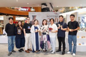 ไอคอนคราฟต์ จัดแคมเปญ “POTTERY CRAFT – THE ART OF CERAMIC” เผยเสน่ห์หัตถศิลป์ไทยร่วมสมัยผ่าน 6 แบรนด์เซรามิกไทย พร้อมให้คนรักเครื่องปั้นและงานคราฟต์เลือกชมเลือกซื้อผลงานสุดสร้างสรรค์ ตั้งแต่วันนี้ – 15 มีนาคม 2568 ณ ไอคอนคราฟต์ ชั้น 4 ไอคอนสยาม