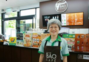 ชีวิตไม่ได้หยุดแค่เกษียณ…สู่เส้นทางใหม่ในฐานะบาริสต้าวัยเก๋า ‘ป้าทิพ-ทิพวรรณ’ จุดประกายสร้างแรงบันดาลใจต้อนรับวันผู้สูงอายุ ผ่านโครงการ ‘ซีเจ ซีเนียร์ พลัส วัยเก๋า’