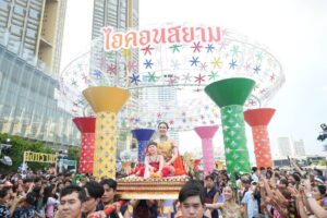 ไอคอนสยามสร้างปรากฏการณ์! คว้า “ชมพู่ อารยา” รับบทบาทนางทุงสะเทวี ควงคู่ “น้องแอบิเกล” นำขบวนแห่สงกรานต์สุดอลังการริมเจ้าพระยา