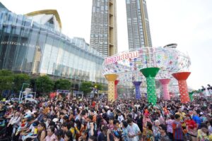 ม่วนซื่นสงกรานต์ไทย! ไอคอนสยามจัดพิธีรดน้ำดำหัวสุดอบอุ่น ประชาชนแห่เล่นน้ำไม่ขาดสาย