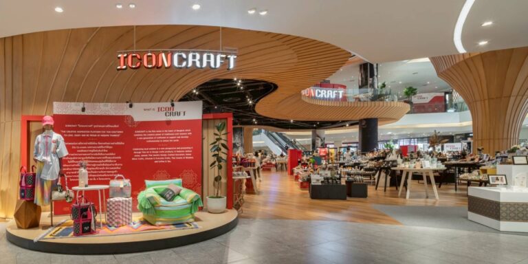 แบรนด์ SIRIVANNAVARI ร่วมกับ ICONCRAFT รังสรรค์คอลเลคชั่นกระเป๋าผ้าไหมไทยประจำปี “S’CRAFT: Craftsmanship 2025” เชิดชูศิลปะแห่งการทอสี่ภาคและภูมิปัญญางานปักอันวิจิตรถ่ายทอดแนวคิด “Royal Weave” ยกระดับผ้าไทยสู่สากล
