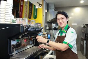วันแม่ปีนี้ซีเจมอร์ชวนสัมผัสเรื่องราวแห่งแรงบันดาลใจของคุณโน-แสงโสม “คุณแม่หัวใจไม่ยอมแพ้” หนึ่งในพนักงานของโครงการซีเจซีเนียร์พลัสวัยเก๋า