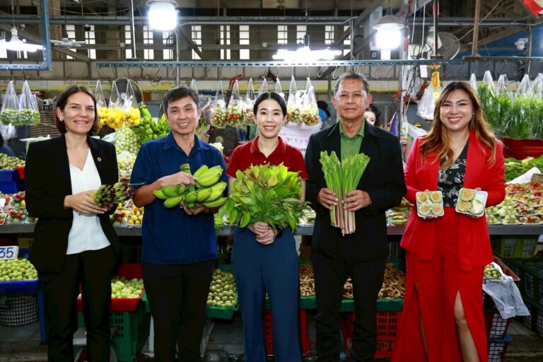 ตลาดสี่มุมเมืองผลักดัน “ตลาดผักพื้นบ้าน/ผักคัดบรรจุ” Local Culinary Ingredients Hub ขายส่ง-ปลีกวัตถุดิบอาหารท้องถิ่นใหญ่ที่สุดในประเทศเปิด 24 ชั่วโมงด้วยกลยุทธ์เศรษฐกิจวัฒนธรรมภายใต้ “โครงการวัตถุดิบท้องถิ่นกินดีวิถีไทย” ที่มุ่งยกระดับทุนวัฒนธรรมอาหารไทยให้เป็นพลังขับเคลื่อนเศรษฐกิจอย่างยั่งยืน