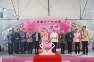 พิธีเปิดงาน “มหกรรมผ้าทอมือแฟชั่น สิ่งทอและผลิตภัณฑ์พื้นถิ่น สบายดี สู่สากล”โครงการส่งเสริมการท่องเที่ยวเพิ่มศักยภาพของบุคลากรด้านการท่องเที่ยวเชิงผสมผสานสู่ความยั่งยืน