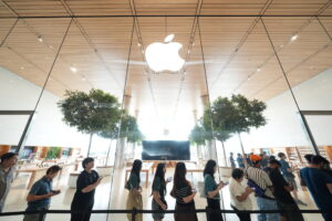 iPhone 17 ถึงมือแล้ว! ลูกค้าแห่รับเครื่องวันแรกคิวแน่น Apple Store ICONSIAM