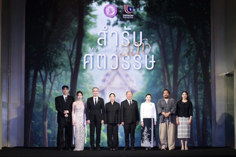 “พลอยลภัสร์” เปิดตัวภาพยนตร์ “สำรับ สลับศตวรรษ My Century” ผนึกพลังสร้างสรรค์ ถ่ายทอดเสน่ห์อาหารไทย ผ่านภาพยนตร์ก้าวไกลสู่เวทีสากล