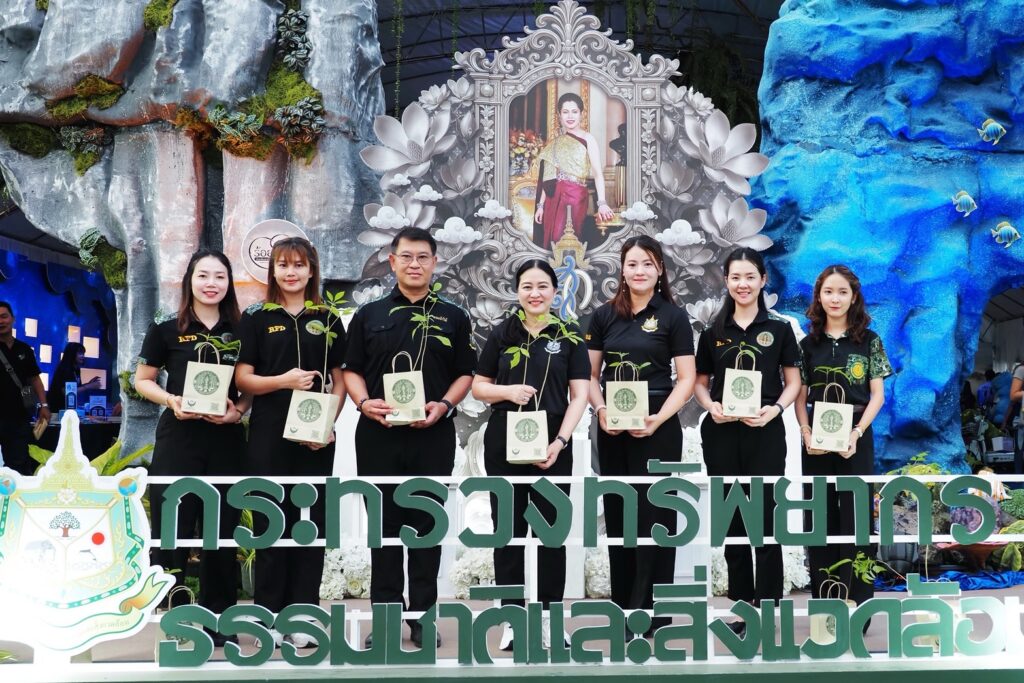 ดร.รวีวรรณ ปลัดกระทรวงฯ นำทีม ทส. ชวนประชาชนพกถุงผ้า ลดใช้ถุงพลาสติก ในงานกาชาด ปี 2568