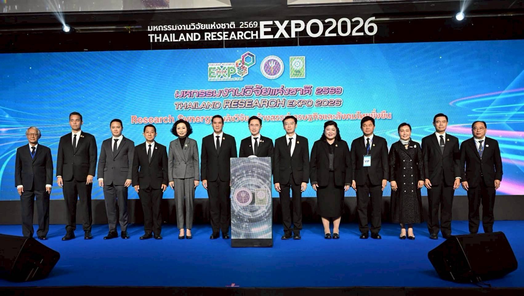“ยศชนัน” เปิดเวทีมหกรรมงานวิจัยแห่งชาติ 69 ผนึกกำลัง 200 เครือข่าย ลุยเปิดตัวยุทธศาสตร์ “Siam Silica” ยกความสำเร็จมหาอำนาจโลก ประกาศเร่งคลอด ‘โครงการชิปแห่งชาติ’ ดึงเม็ดเงินต่างชาติร่วมทุน-ตั้งฐานผลิตชิปในไทย หวังปั้นประเทศผงาดขึ้นเป็นฮับ Deep Tech แห่งอาเซียน รับมือสมรภูมิ AI และ Tech War เต็มรูปแบบ พร้อมเดินหน้าทะลวงคอขวดนวัตกรรม ปลดล็อกงานวิจัยให้ก้าวข้ามหุบเหวมรณะ (Valley of Death) สู่การใช้ประโยชน์เชิงพาณิชย์ พลิกโฉมเป็นเครื่องยนต์เศรษฐกิจใหม่ขับเคลื่อนชาติอย่างยั่งยืน
