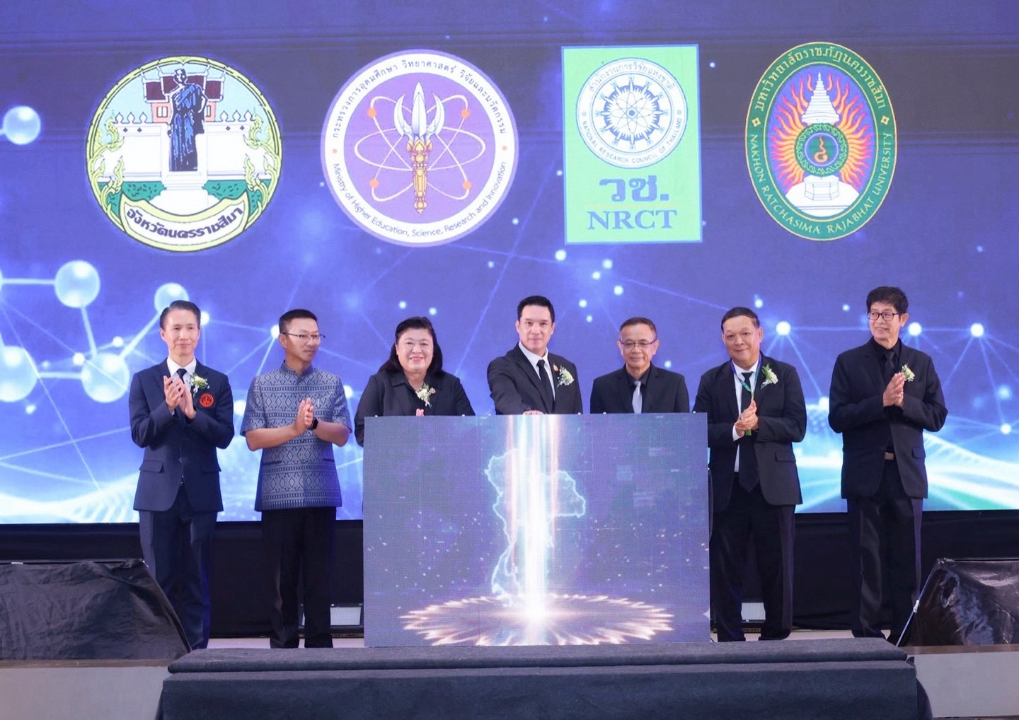 “ดนุพร” เปิดเวทีมหกรรมวิจัยภูมิภาค ครั้งที่ 14 ชูพลัง “Research Synergy” นำงานวิจัยตอบโจทย์ความต้องการในพื้นที่ เชื่อมโยงองค์ความรู้ทางวิชาการกับภูมิปัญญาชุมชน ณ มรภ.นครราชสีมา