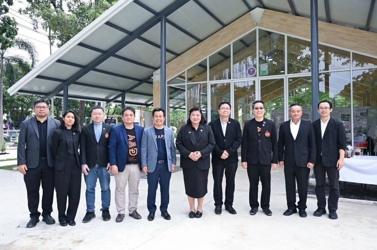 วช. หนุน KMITL นำเทคโนโลยี Glulam ไม้ประสานกาว นวัตกรรมยกระดับมาตรฐานไม้ยางพาราและวัสดุก่อสร้างไทย โชว์เปิดอาคาร “ศาลาท่าน้ำพระจอมเกล้า” ณ สถาบันเทคโนโลยีพระจอมเกล้าเจ้าคุณทหารลาดกระบัง