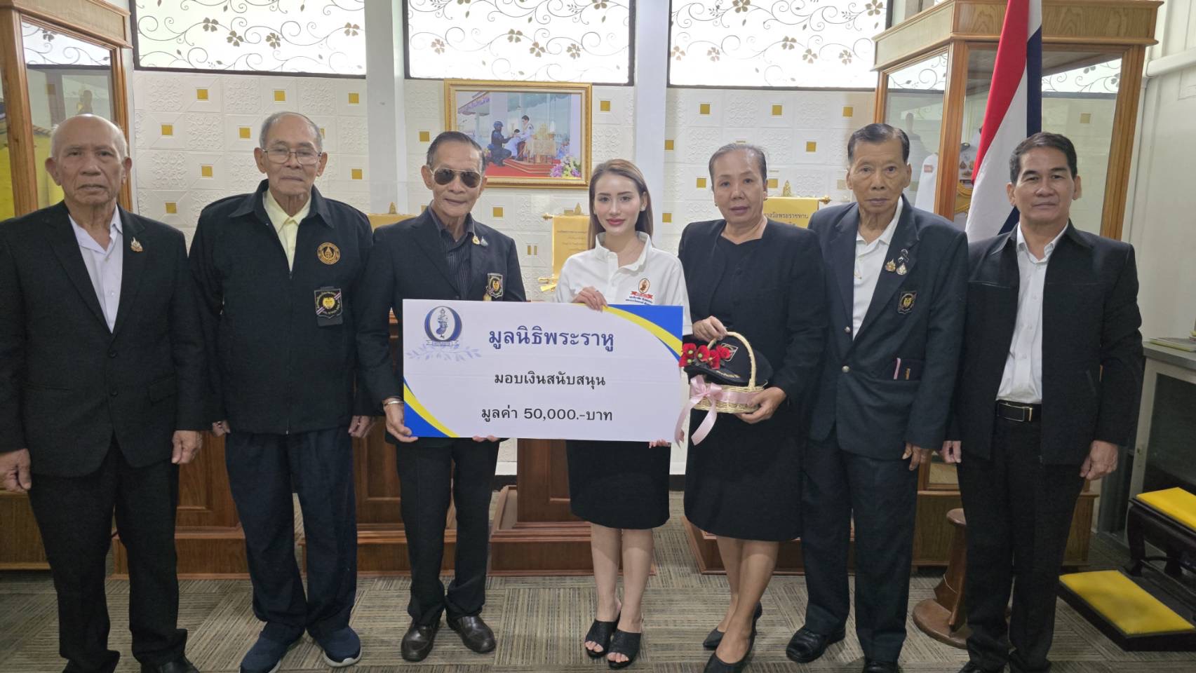 ​’หทัยรัตน์’ ตัวแทนมูลนิธิพระราหู มอบเงินปรับปรุงอนุสาวรีย์ทหาร 333 แก่นักรบนิรนาม